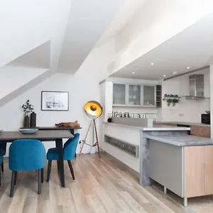 Deluxe Duplex With Garage , Edinburgh United Kingdom