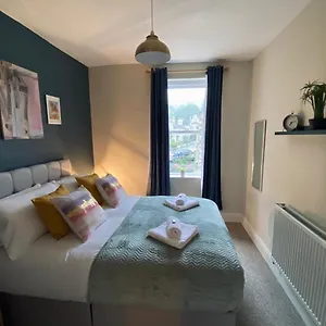 Stylish 2br Getaway Near Bath's Spots! , Bath United Kingdom